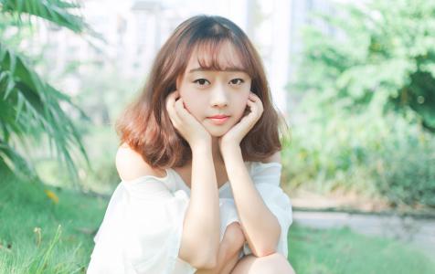 短发女孩性感美腿户外写真图片第6张