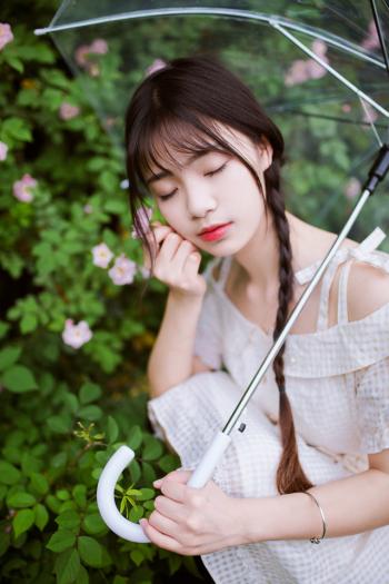 麻花辫气质邻家女孩的花海写真图片第0张