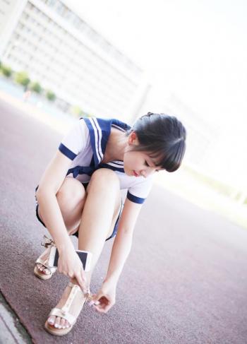 熟女突变画风校服装美女写真图片第0张