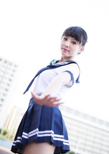 熟女突变画风校服装美女写真图片第2张