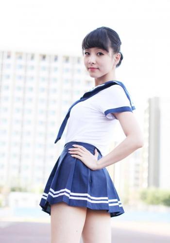 熟女突变画风校服装美女写真图片第3张