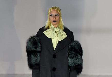 高清欧美美女LadyGaga抱狗登杂志封面时尚写真图片第5张