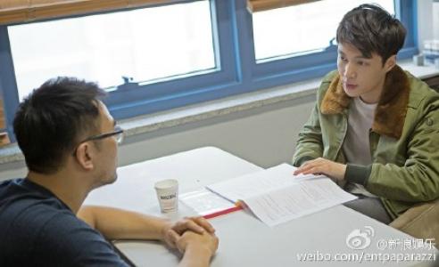 张艺兴帅酷写真图片下载 张艺兴裸照马甲线第4张