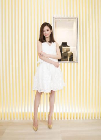 刘诗诗盛夏浪漫写真图片 迷人姿态尽展温润柔和第0张