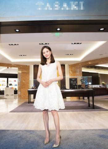 刘诗诗盛夏浪漫写真图片 迷人姿态尽展温润柔和第3张
