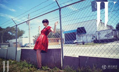 红唇短发御姐美艳如美杜莎妖娆写真第4张