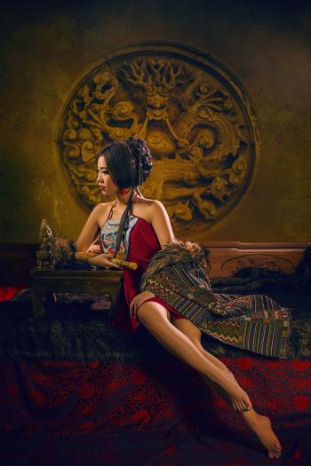 古装美女性感肚兜白皙美腿美女写真图第3张