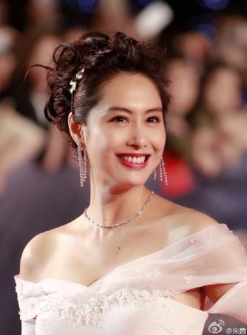 影视上海女演员45岁朱茵北京电影节红毯现场照第0张
