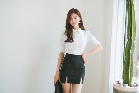 腿模Miki黑色职业装紧身包臀裙黑丝美腿高跟写真第2张