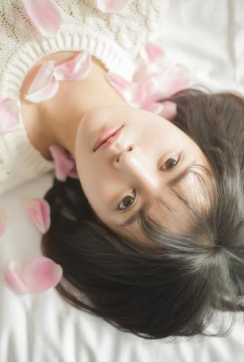 短发美女白衣清新私房迷人写真第5张