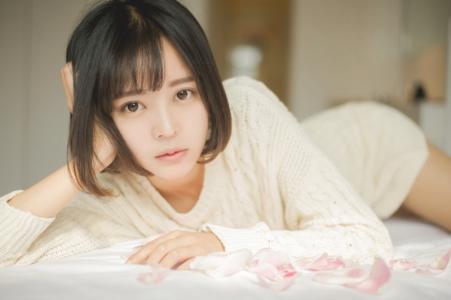短发美女白衣清新私房迷人写真第6张