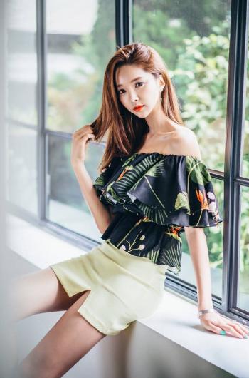 骨感美女性感一字肩包臀裙性感写真第3张