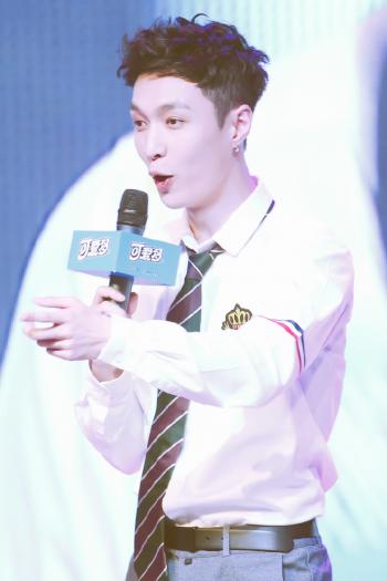 张艺兴帅酷写真图片下载 张艺兴裸照马甲线第4张