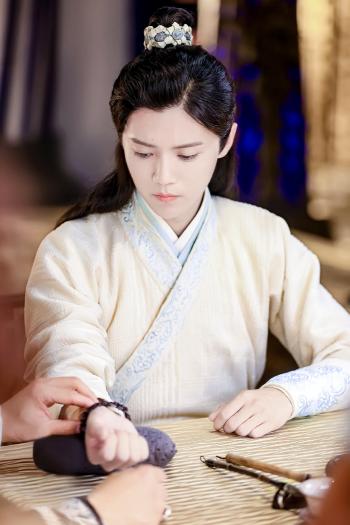 鹿晗GAON CHART 撒汗热舞 帅气西服迷倒千万粉丝第0张