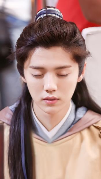 鹿晗GAON CHART 撒汗热舞 帅气西服迷倒千万粉丝第2张