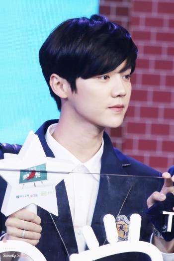 鹿晗GAON CHART 撒汗热舞 帅气西服迷倒千万粉丝第6张