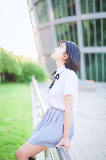 短发清纯美女衬衫短裙学生装迷人校园清新写真图片第5张