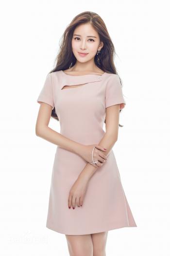 中国内地广东省深圳女演员温心swan图片（一）：深大校花温心卷发清纯写真图片第1张