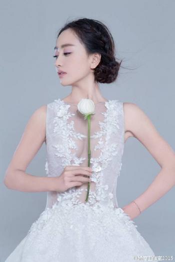 高清中国内地云南保山女演员杨蓉傲人粉色抹胸裙性感美腿诱人写真图片第0张