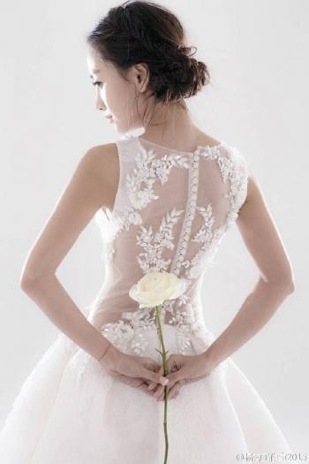 高清中国内地云南保山女演员杨蓉傲人粉色抹胸裙性感美腿诱人写真图片第3张
