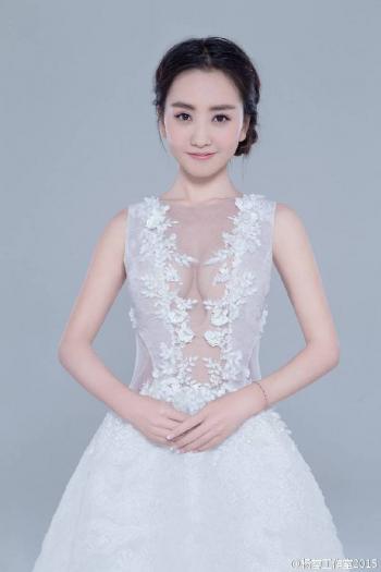 高清中国内地云南保山女演员杨蓉傲人粉色抹胸裙性感美腿诱人写真图片第1张
