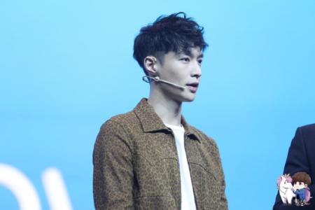 张艺兴帅酷写真图片下载 张艺兴裸照马甲线第0张