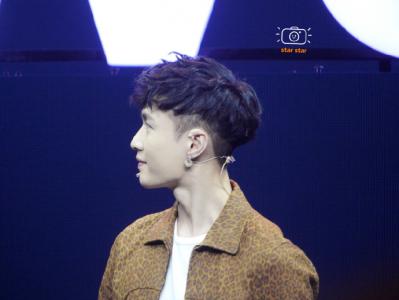 张艺兴帅酷写真图片下载 张艺兴裸照马甲线第3张