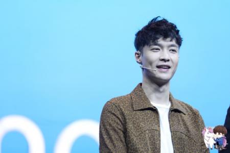 张艺兴帅酷写真图片下载 张艺兴裸照马甲线第5张