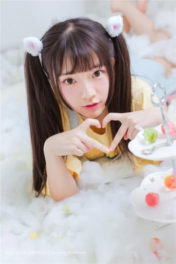 美少女泳池中变身巡音露卡第1张