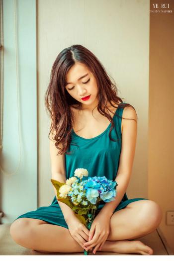 极品美女馨雅Adela性感睡裙写真图第2张