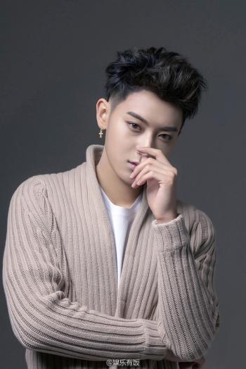 中国山东省青岛流行乐男歌手、演员黄子韬时尚秋冬写真图片第0张