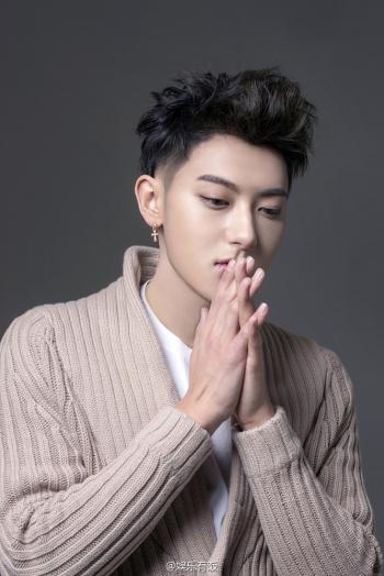 中国山东省青岛流行乐男歌手、演员黄子韬时尚秋冬写真图片第1张