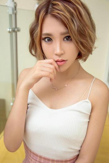 短发少妇十六性感居家写真图片第0张