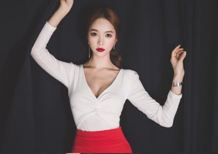 高挑骨感美女嫩白美腿极致诱惑性感写真第2张