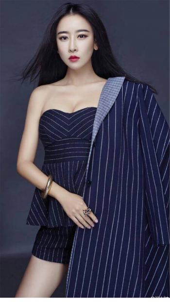 性感女星毛俊杰西装冷艳造型性感写真第5张
