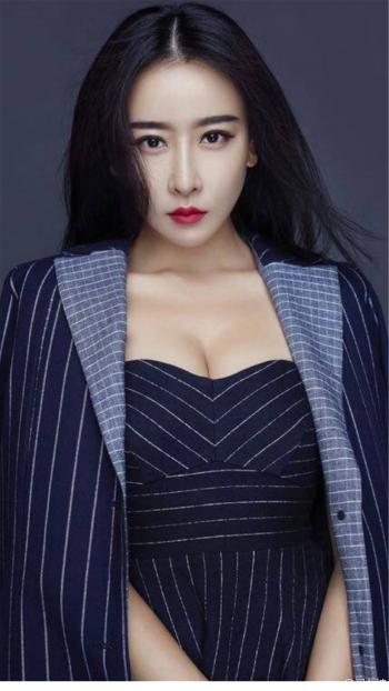 性感女星毛俊杰西装冷艳造型性感写真第6张