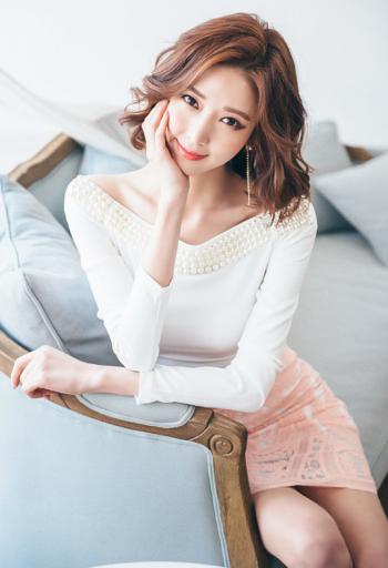 短发少妇十六性感居家写真图片第3张