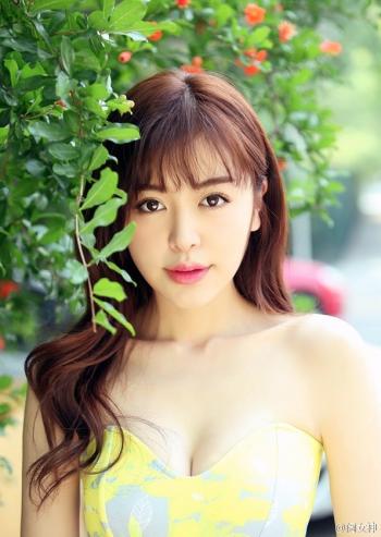 中国湖南内地女艺人赵多娜小白裙丸子头可爱清新写真图片第0张