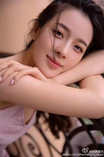 中国内地山东省烟台女演员、模特性感宅男女神赵韩樱子吊带睡裙性感撩人写真第0张