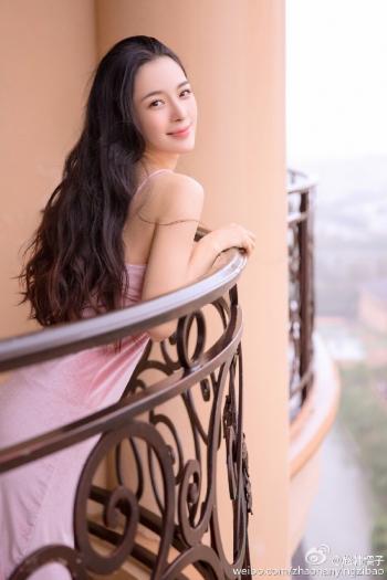 中国内地山东省烟台女演员、模特性感宅男女神赵韩樱子吊带睡裙性感撩人写真第1张