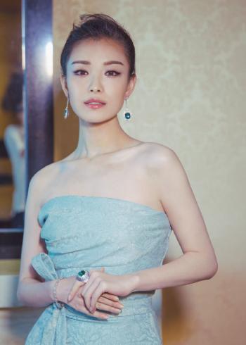 时尚女郎倪妮登VOGUE七月刊封面唯美图片第5张