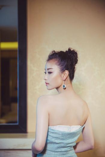 时尚女郎倪妮登VOGUE七月刊封面唯美图片第6张