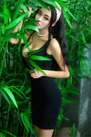 高清陕西省延安美女F杯潘春春蕾丝裙呼之欲出第3张