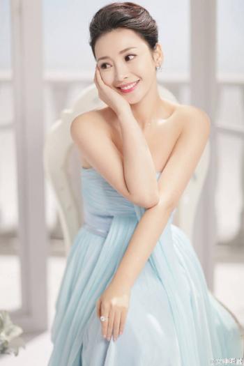 中国内地湖南衡阳女演员柳岩红裙性感优雅写真图片第3张