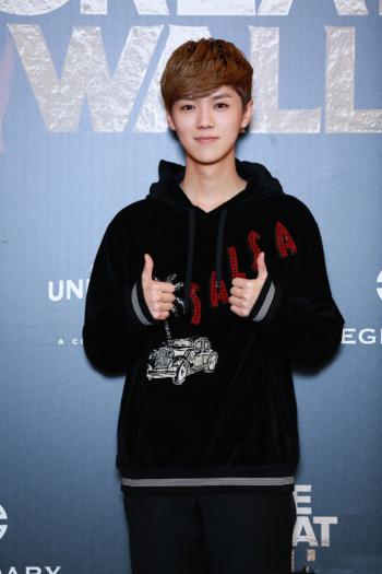 鹿晗GAON CHART 撒汗热舞 帅气西服迷倒千万粉丝第2张