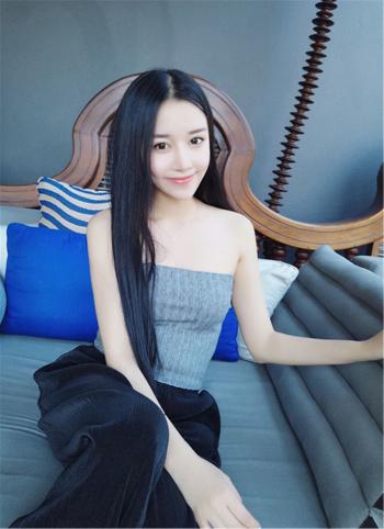 清纯校花美女生活照 长发直发美女图片大全第0张