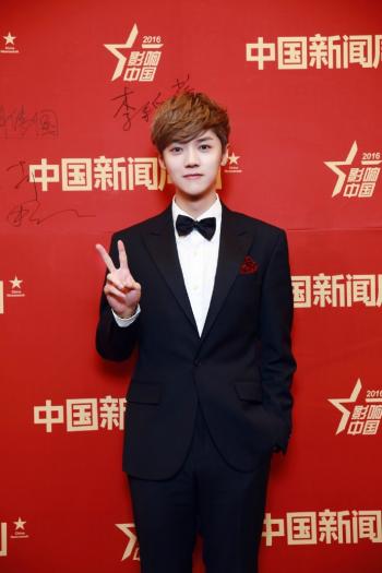 鹿晗GAON CHART 撒汗热舞 帅气西服迷倒千万粉丝第0张