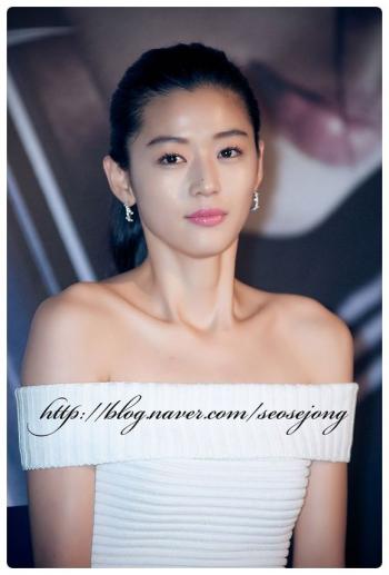 韩国首尔女演员来自星星的你女神全智贤写真图片第2张