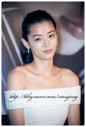 韩国首尔女演员来自星星的你女神全智贤写真图片第3张