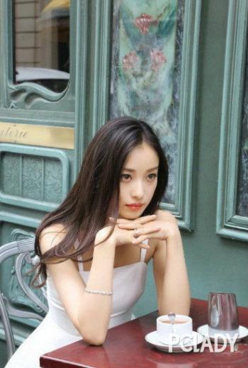 性感女星倪妮礼服行走在戛纳明艳动人第3张